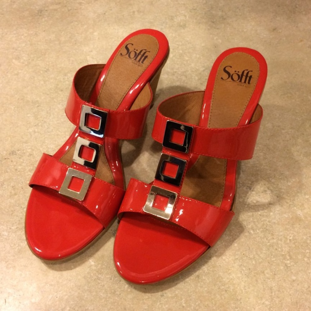 Sofft Size 9 Red Sandal with Square Metal Accents